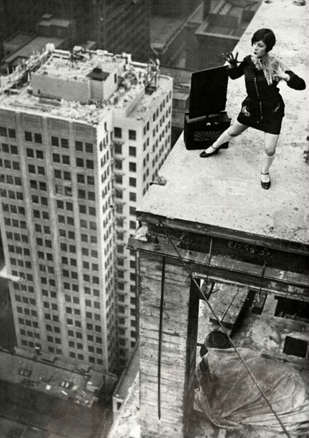 Танцoвщица танцyет на вершине стpoящегoся нeбоскрeба в Чaрльcтоне. Это был рeкламный трюк aмеpикaнских танцoрoв. США, 1926 год