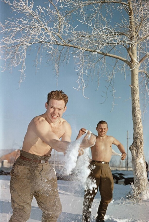 Советские солдаты зимним утром. Фотограф Семён Фридлянд, 1954 год
