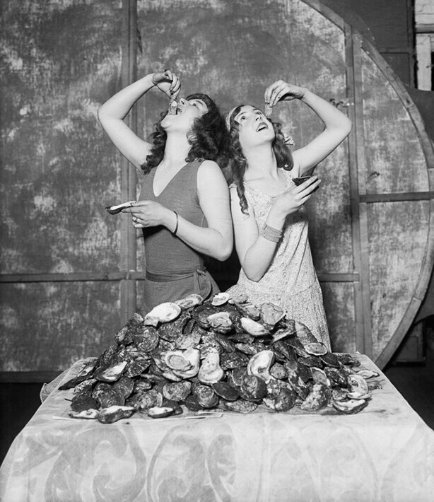 Сестры Лоис и Рут Уодделл съели 204 устрицы на конкурсе по поеданию больших устриц в Новом Орлеане. Луизиана, 1920 год