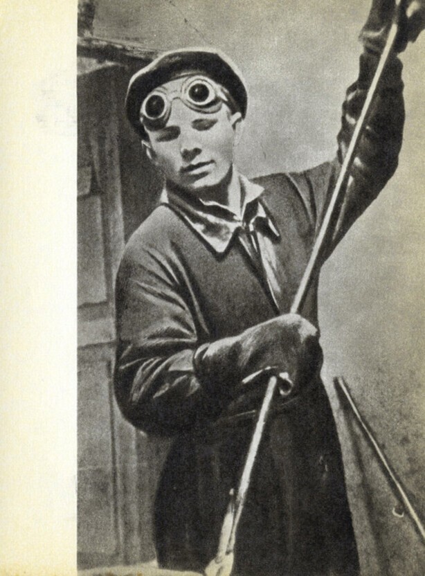 Юрий Гагарин в литейном цехе Люберецкого завода сельхозмашин, 1951 год, СССР