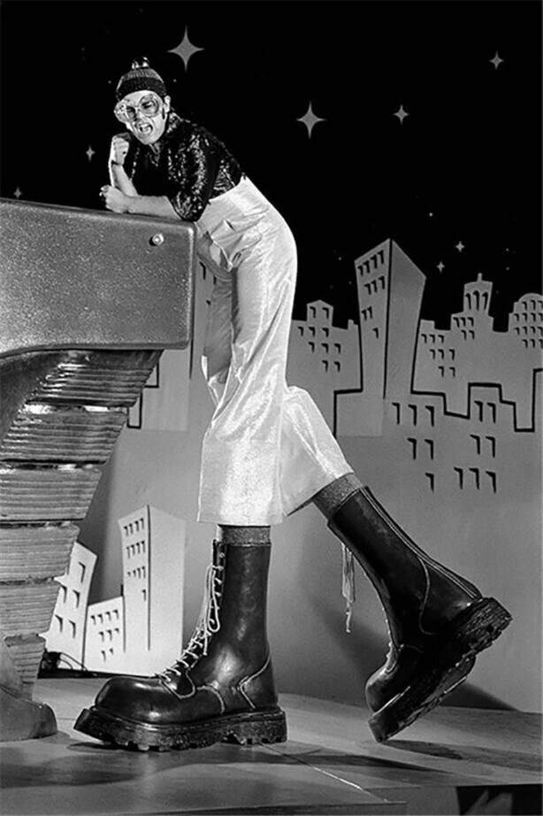 Элтон Джон на съемках рок-оперы The Who’s Tommy, 1974 год