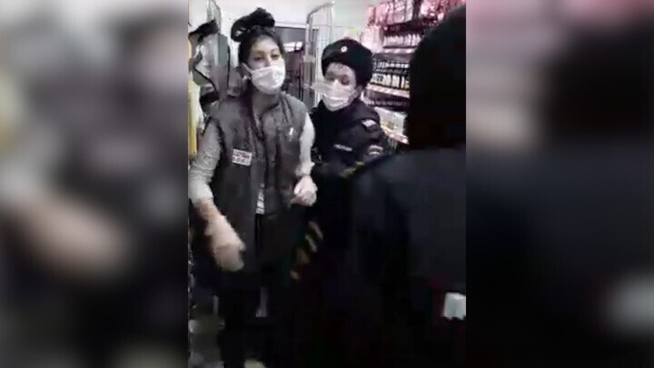 Полицейские Татарстана задержали и скрутили продавца "Магнита" из-за соскочившей с лица маски