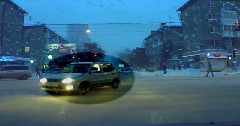 Неожиданный маневр: водитель начудил на перекрестке в Новосибирске