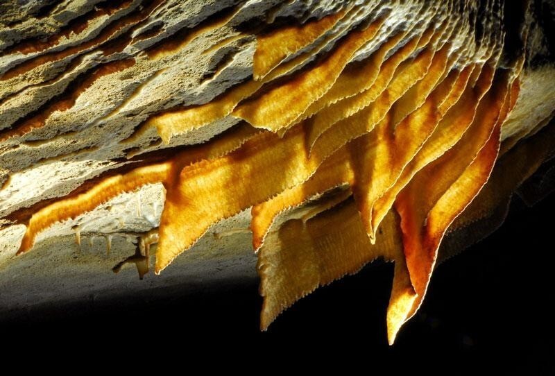 Этот вид сталактитов называется драпировками или парусами