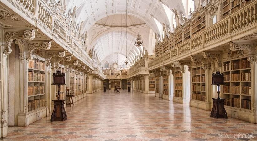 Королевская библиотека во дворце Мафра, Португалия