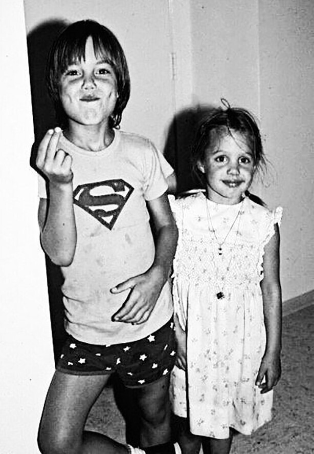Анджелина Джоли и ее брат Джеймс, 1980 год