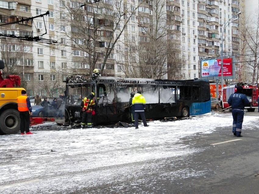 В Москве, во время движения, загорелся пассажирский автобус