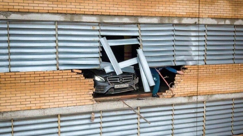 Водитель от бога: девушка припарковалась в стене здания в Долгопрудном