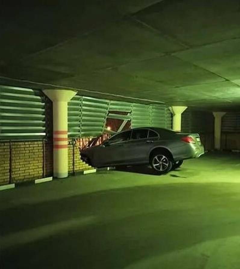 Водитель от бога: девушка припарковалась в стене здания в Долгопрудном