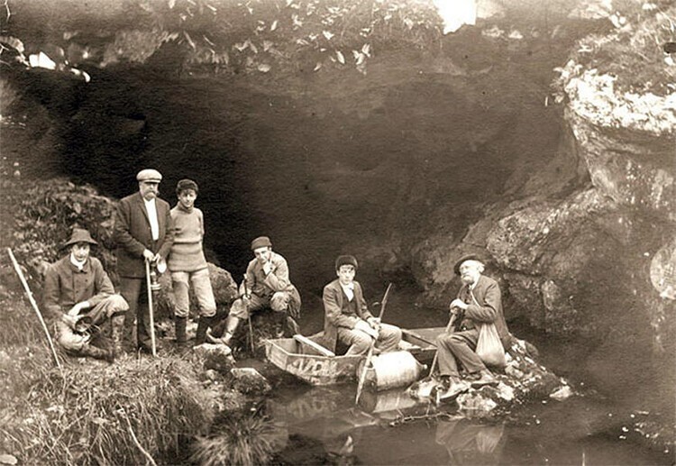 Анри Брей, Эмиль Картайак и Анри Бегуэн с сыновьями перед входом в пещеру Тюк д'Одубер в июле 1912 года