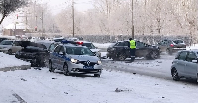 Авария дня. «Мазду» занесло на встречную полосу