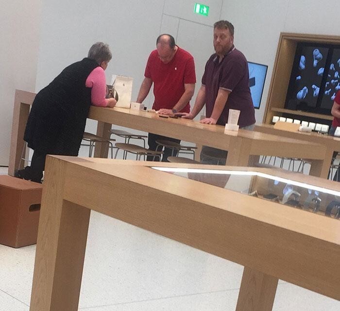 8. "Разъяренная Карен ворвалась в магазин Apple и потребовала вернуть деньги за iPhone 5. Я не слышал весь разговор, но услышал, как менеджер спросил ее, заряжали ли она его, а она ответила, что нет".