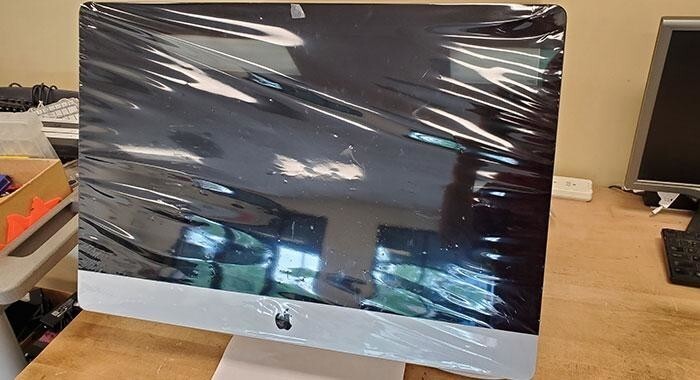27. "Клиент принес iMac с жалобой, что он не включается. Вот как он им пользовался"