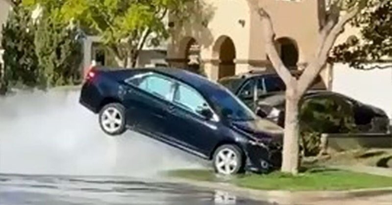 Toyota Camry снесла пожарный гидрант, и давление воды подняло автомобиль в воздух