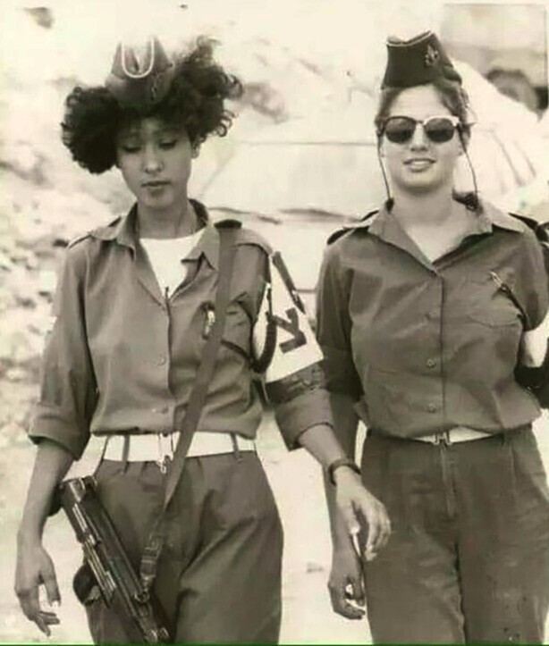 Две девушки из военной полиции ЦАХАЛа патрулируют улицы во время визита премьер–министра Израиля в поселение Наале, расположенное на Западном берегу Иордана, 1989 год