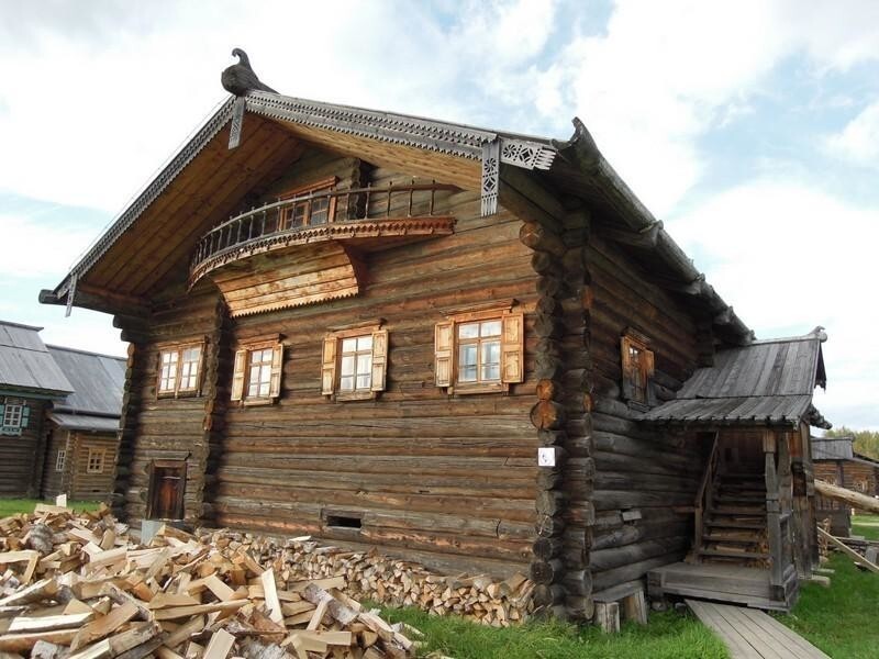 Добротные  дома-дворы строили с разными вариациями по всему северо-западу России