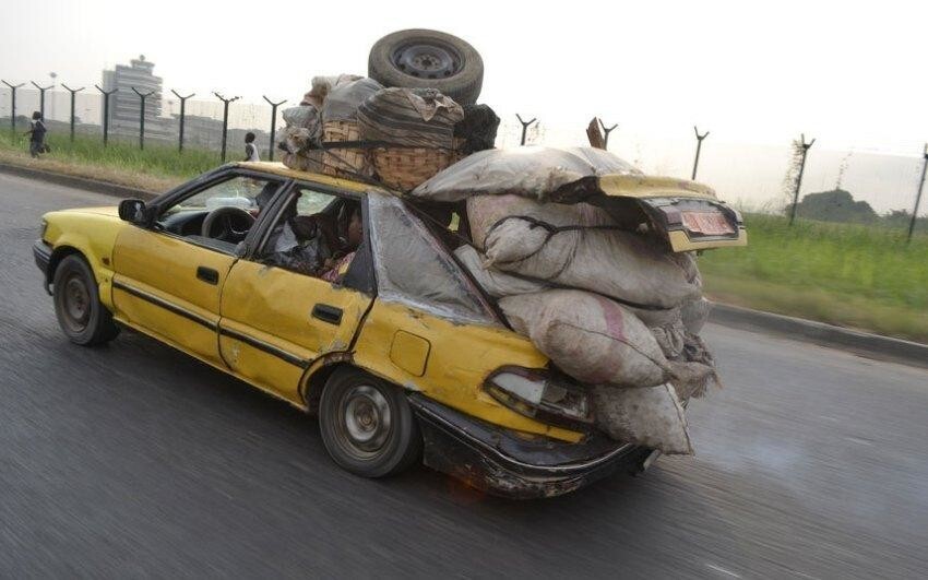Помните, если вы поедете по африканским дорогам на чем-то, напоминающем грузовичок или пикап, вас непременно будут останавливать по дороге и просить довезти груз, иногда весьма немаленький
