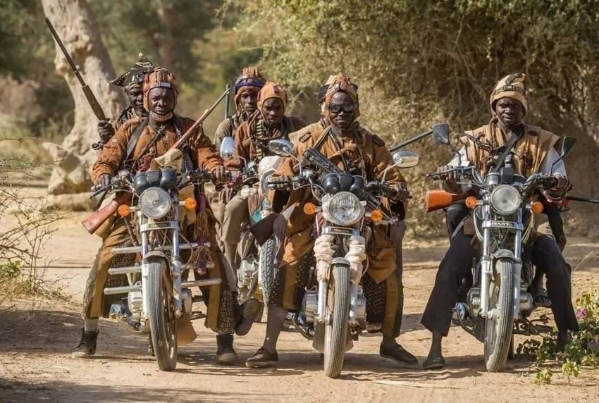 Dozo (также Donzo) являются традиционными охотниками в северной части Кот - д'Ивуара , Юго - Восточной Мали и Буркина - Фасо и членами совместного братства