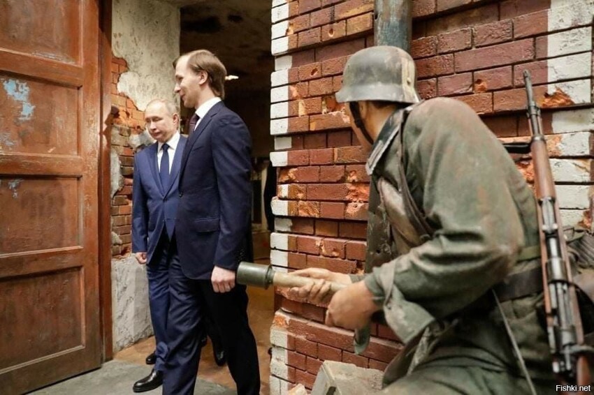 Владимир Владимирович Путин в музее на Поклонной горе