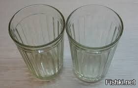 Вот 2 стакана с водкой, наполненных наполовину