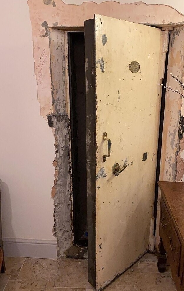Призраки в доме  помогли мужчине найти секретную дверь