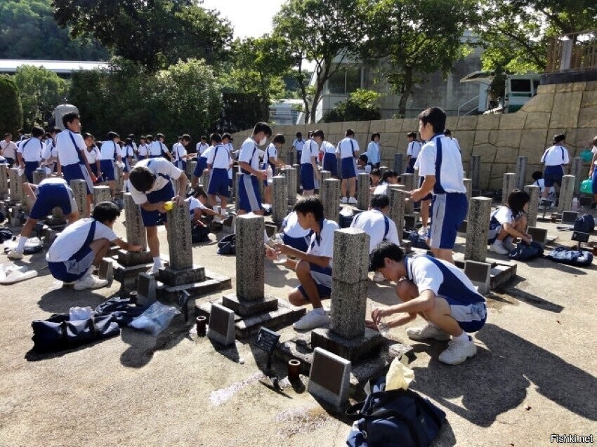Японские школьники ухаживают за могилами русских солдат на русском кладбище в...