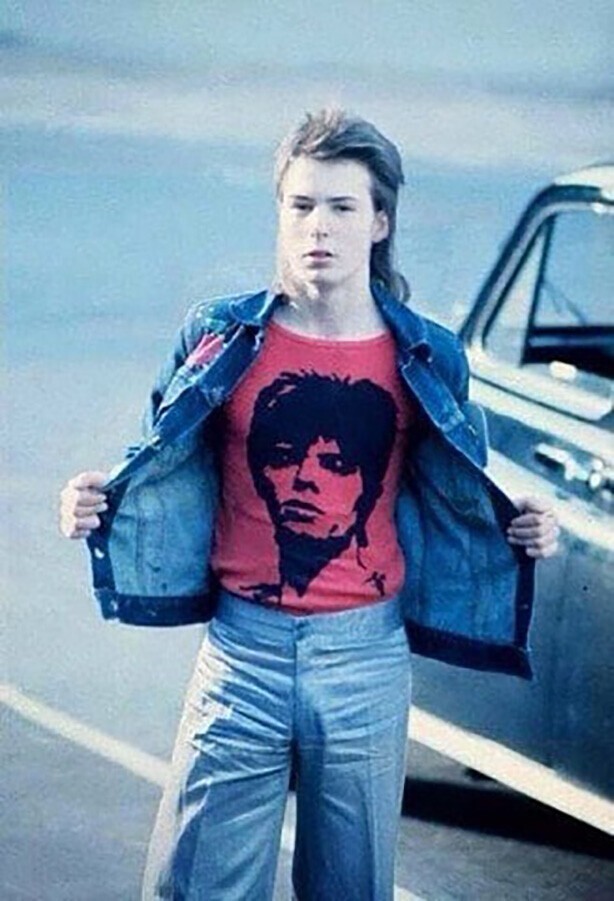 16-летний Сид Вишез из Sex Pistols идёт на концерт Дэвида Боуи. Великобритания 1973 год