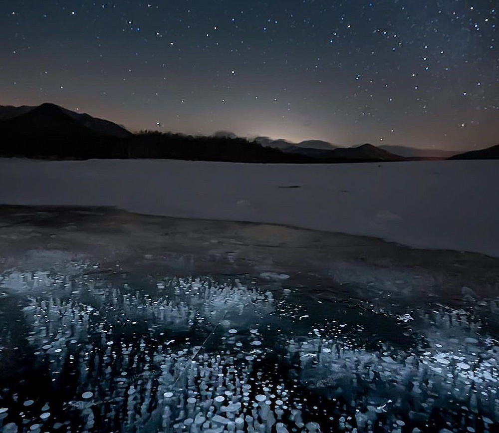 Природное явление снежура. Свечной лед природное явление. Озеро с пузырьками. Необычные явления в озере. Лед явление природы