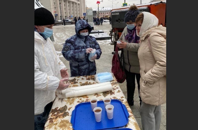 Пост милоты: в Москве Росгвардия прямо на Трубной наливает прохожим горячий чай