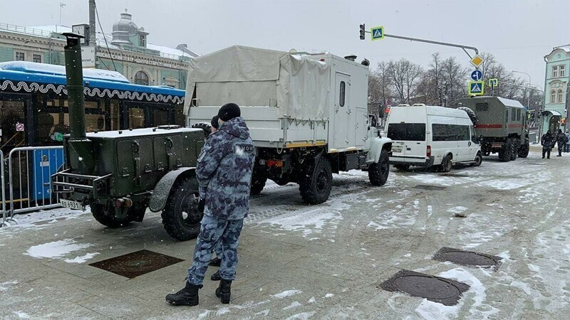 Пост милоты: в Москве Росгвардия прямо на Трубной наливает прохожим горячий чай