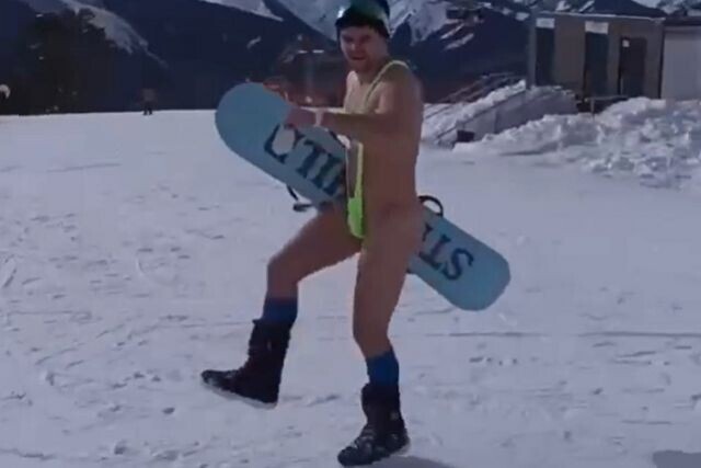 Москвичу, прокатившемуся на сноуборде в КЧР в "костюме Бората", пришлось извиняться