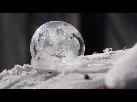 Вот что происходит с мыльными пузырями на морозе! 