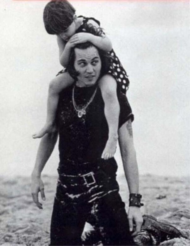 Джонни Депп с племянницей, 1992 год