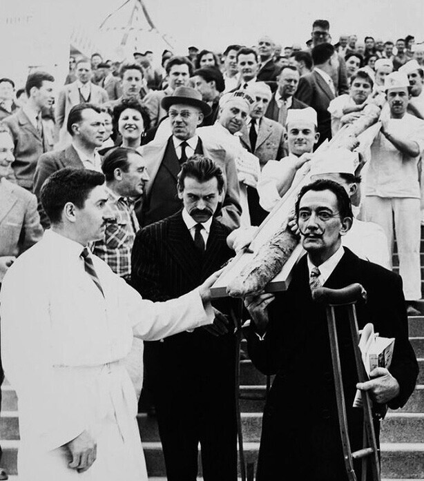 Сальвадор Дали с гигантским 12-метровым багетом, испечённым в его честь, Париж, 1958 год