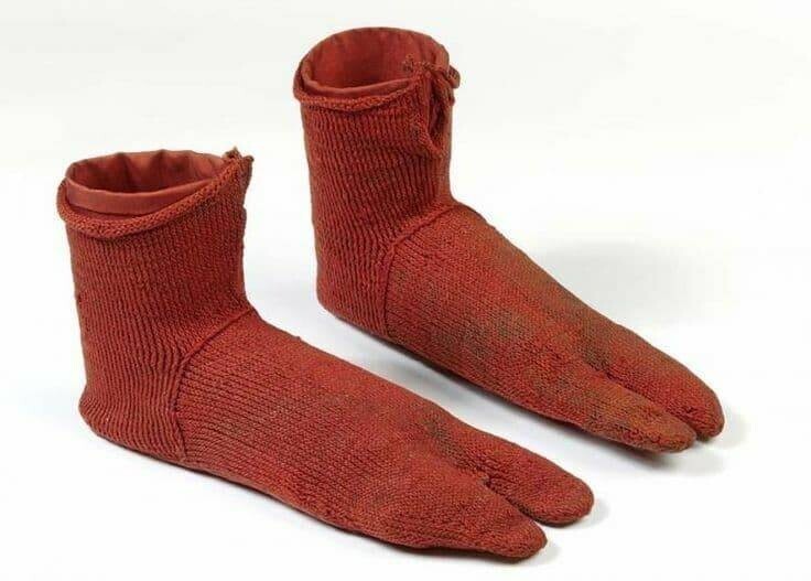 Предмет одежды, напоминающий современные носки.