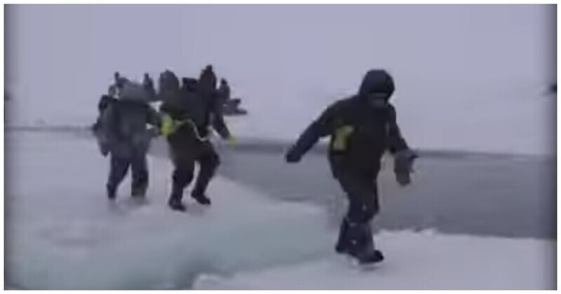 На Сахалине рыбакам пришлось спасаться бегством с оторвавшейся льдины
