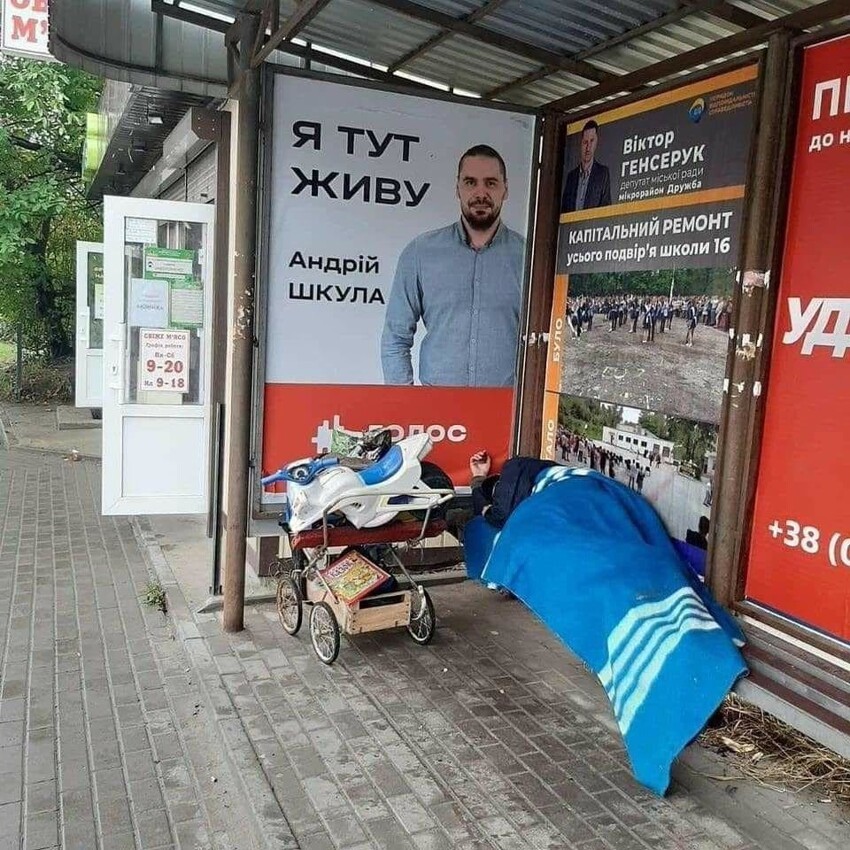 На фото Украина, там не бабушка, а бомж и  никто ему ничего не носил, это его вещи, он там спит