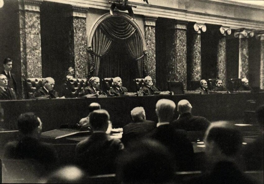 40. Незаконный снимок, сделанный в Верховном суде США, 1932 год