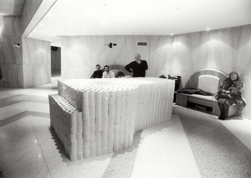 После карантинных закупок некуда деть кучу туалетной бумаги. Прошу. Инсталляция «Musica da camera n. 211», Walter Marchetti, создал в 1991 году. до сих пор стоит в музее и люди смотрят, платят деньги