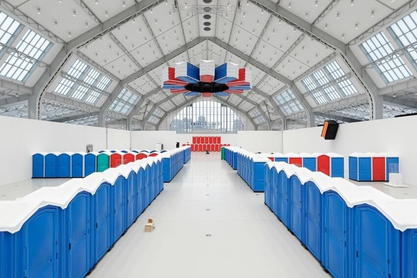 Andreas Slominski страшно увлечен туалетами и делает из них поистине грандиозные инсталляции