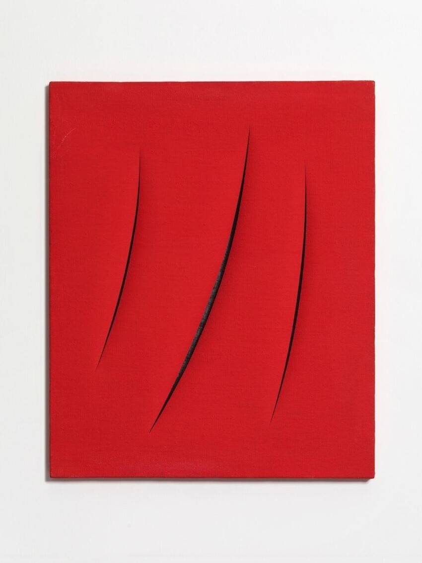 Кстати. Красный холст с разрезами, работа Лучо Фонтана - одно из десяти самых дорогих полотен мирового современного искусства. В 2010 году его продали на аукционе Sotheby’s за 1,5 млн долларов (почти 96 млн рублей).