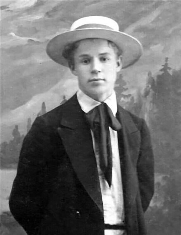 Сергей Есенин. 1913 г. Юному поэту 18 лет