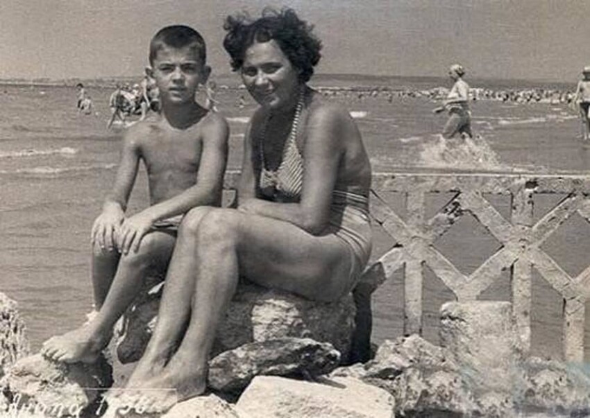 А на этом снимке семилетний Миша Боярский с мамой Екатериной Михайловной. Отдых с детьми в Анапе - это классика.