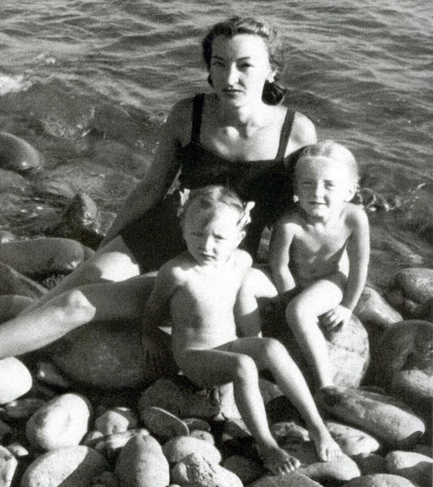 Лидия Вертинская со своими маленькими дочерьми Марианной и Анастасией. Пляж, скажу я вам, несколько каменистый.