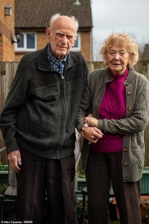 Одна из старейших супружеских пар в Великобритании отметила 80 лет брака