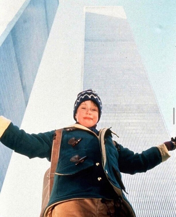 Маколей Калкин возле Всемирного торгового центра во время съемок фильма «Один дома 2: Затерянный в Нью-Йорке», 1992 год