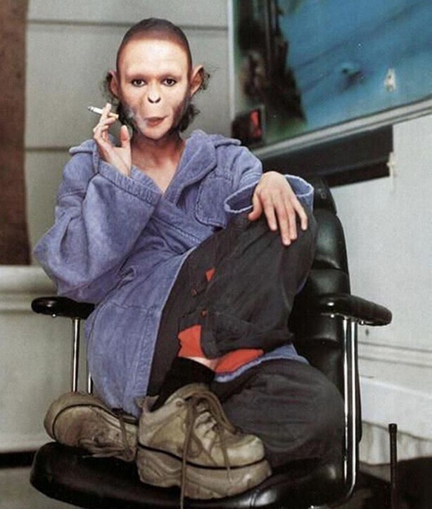 Хелена Бонэм Картер в перерыве между съемками фильма — Планета обезьян, 2000 г.