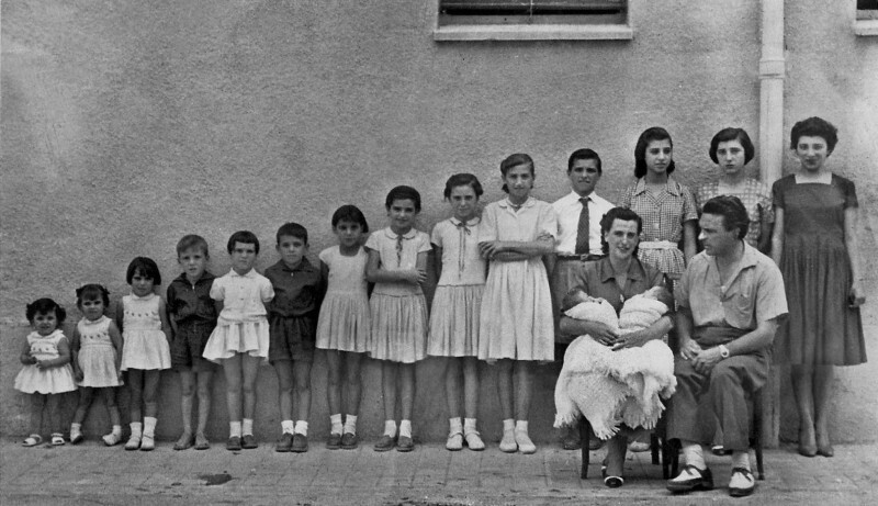 Родители позирует перед камерой со своими 16 детьми, 1960-е