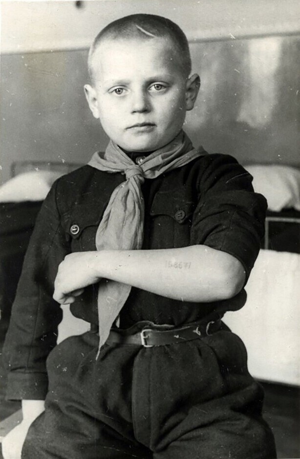 Воспитанник детского дома №13 города Киева 12–летний Алёша Лебедев (2 года провёл в Освенциме), январь 1946 года