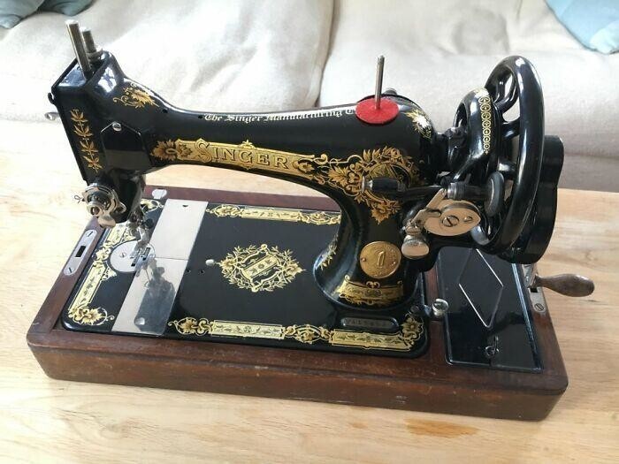 "Нашей швейной машинке Singer 100 лет, и она отлично работает"